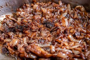 Candy-sweet caramelized onions red wine