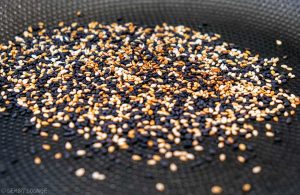 roasted sesame seeds black and white mix