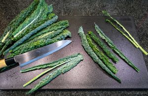 Spiced crispy kale chips cayenne salt oil snacks